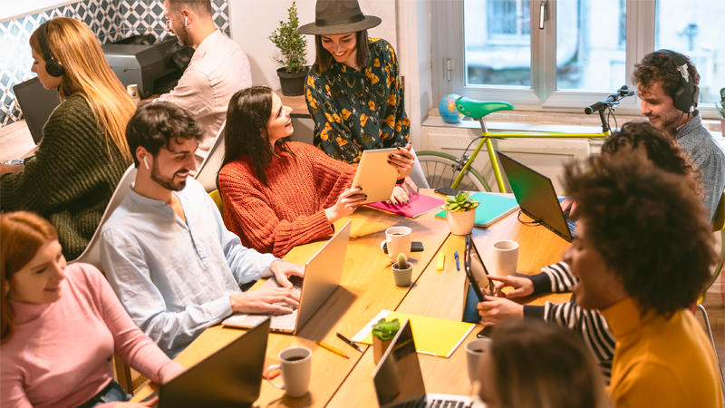Equipo diverso de .Site RTSI trabajando juntos en un ambiente moderno